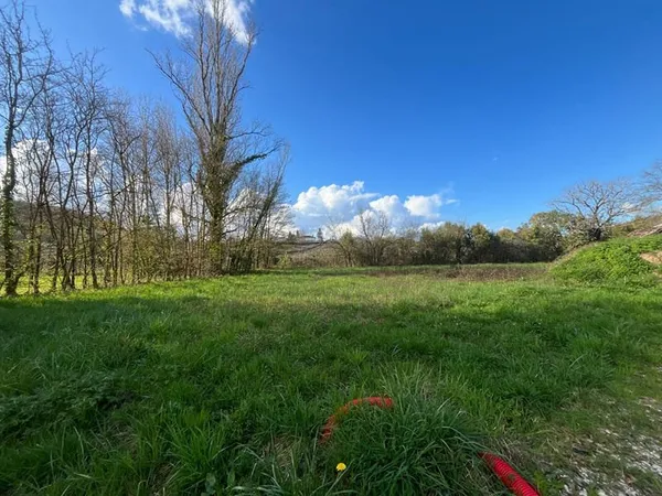 Secteur Castelmoron-sur-Lot, terrain à bâtir de 1115m2, plat, dans un environnement calme, proche de