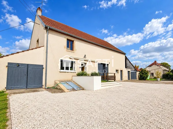Maison rénovée avec jardin, garage et dépendances