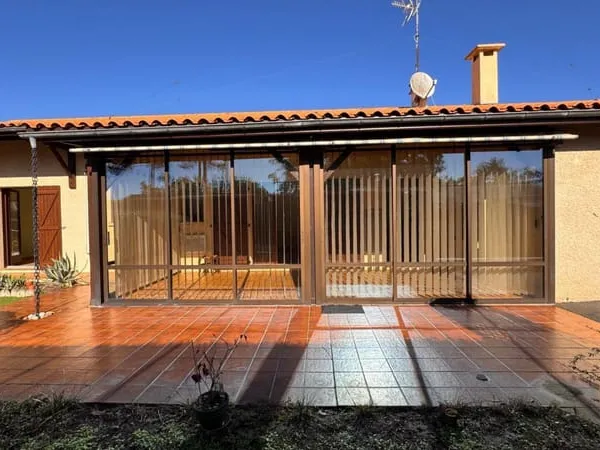 Agréable maison de plain-pied avec studio et garage de 30 m²
