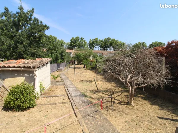 Maison de village en pierre un très beau jardin et un garage, sur une parcelle de 615 M2