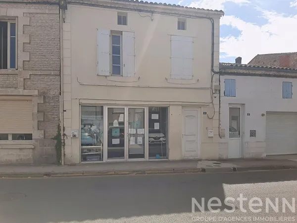 BOUQUET pour une VENTE A TERME d'un Immeuble près du centre de Saujon