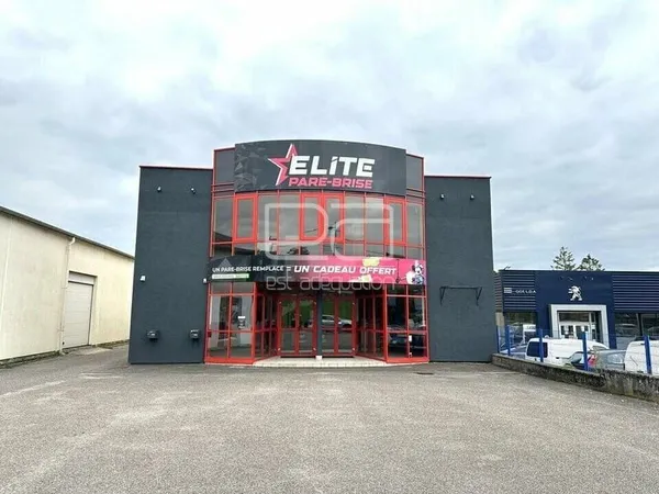 Local commercial 590 m²