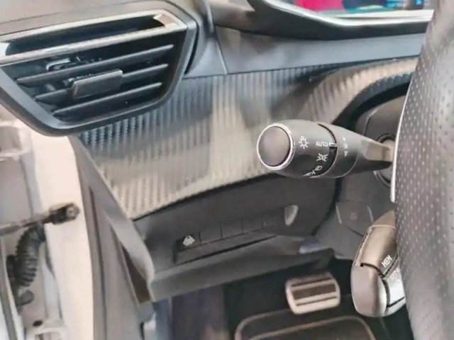 Peugeot 208 puretech 100 s&amp;s eat8 gt — photo 17