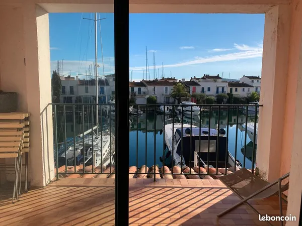 Loue Magnifique studio avec terrasse sur la Marina de Port Grimaud + Place de parking sécurisée avec