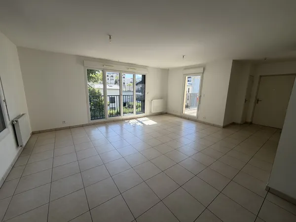 OULLINS BEAU T3 MEUBLÉ AVEC TERRASSE MOBILIER NEUF