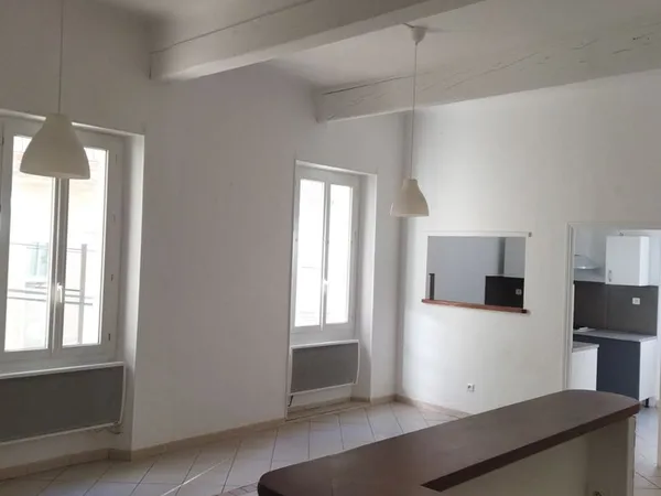 Appartement traversant de 80 m2 au 1er étage, LE BEAUSSET