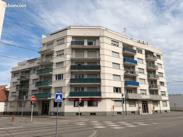 À rénover à Neudorf, grand 2 Pièces + 30 M2 de terrasse. Garage