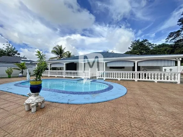 Dpt Guyane (973), à vendre maison T4 avec piscine de 114 m² sur un terrain de 1119 m²