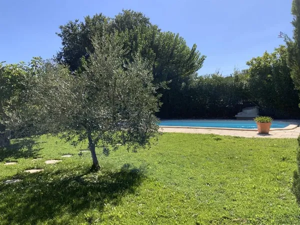Villa avec piscine à 4 km d' Uzès.