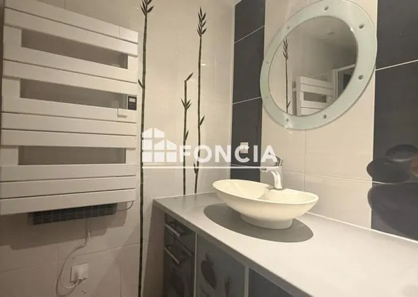 Appartement T2 rénové avec locataire en place