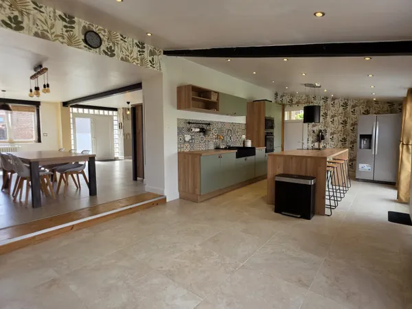 Maison familiale rénovée de 152 m2 avec 4 chambres, bureau et grand garage