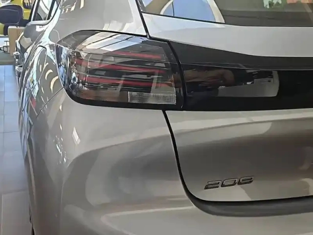 Peugeot 208 turbo 100 ch bvm6 — photo 17
