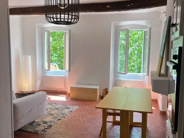 Appartement T1 Bis / Studio de 34 m² avec coin nuit fermé - Centre historique de Villecroze