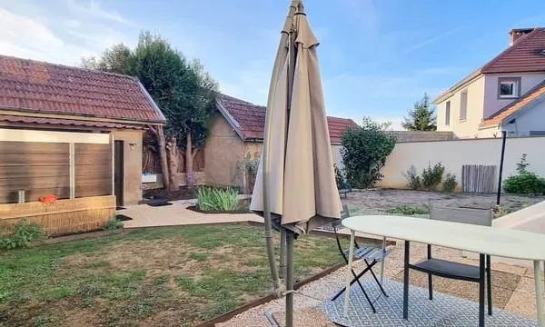 Maison lumineuse avec jardin et dépendances