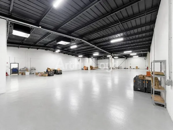 Entrepôt 738 m²