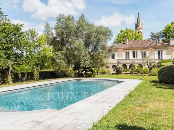 Maison 8 pièces 387 m²
