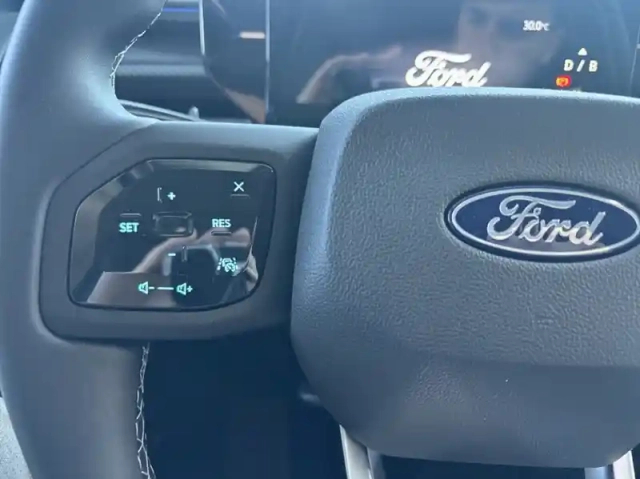Ford Explorer 170ch standard range 52kwh pack premium rwd — photo 17