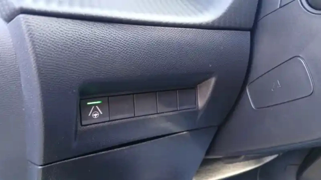 Peugeot 2008 hybrid 136 e-dcs6 — photo 32
