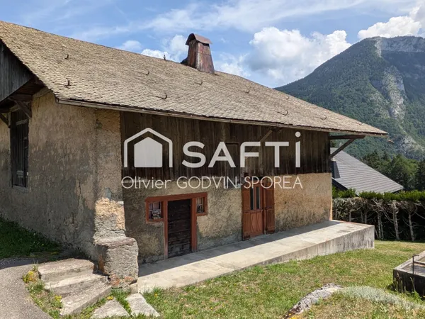 Ferme haut savoyarde de 1848 à rénover dans un village traditionnel de la vallée d'Abondance