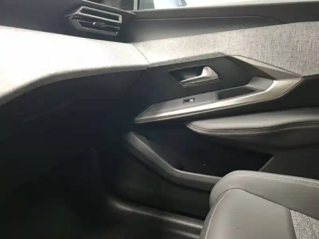 Peugeot 3008 hybrid 145 e-dcs6 — photo 29