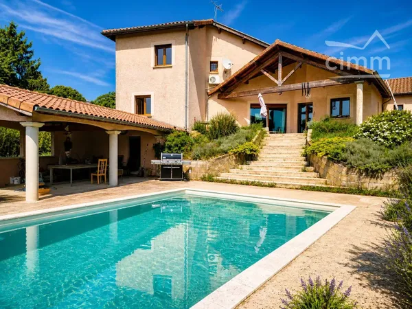 Villa d’architecte 211m2, centre village, vue exceptionnelle