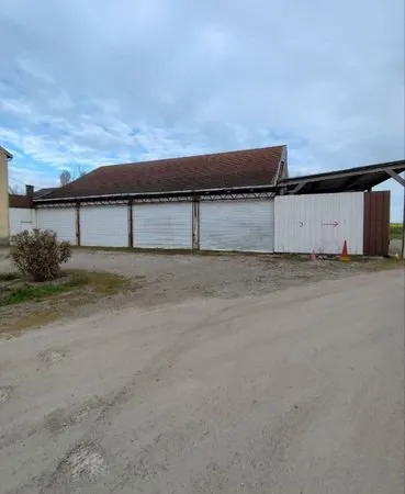 Entrepot à louer et terrain