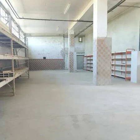 Entrepôt 180 m²