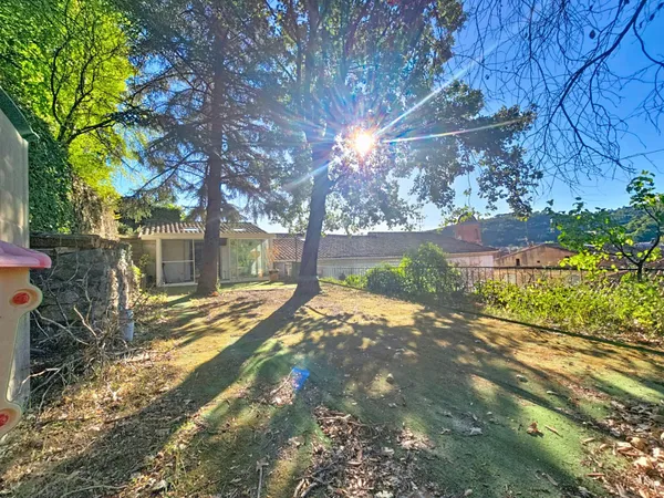Un duplex lumineux avec grand jardin privatif, garage et vue dominante sur Bédarieux.