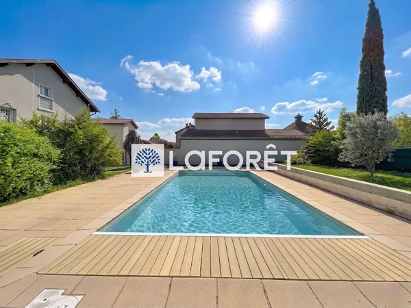 Maison 8 pièces 232 m²