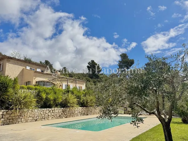 MAGNIFIQUE PROPRIETE LOVEE DANS UN ECRIN DE VERDURE