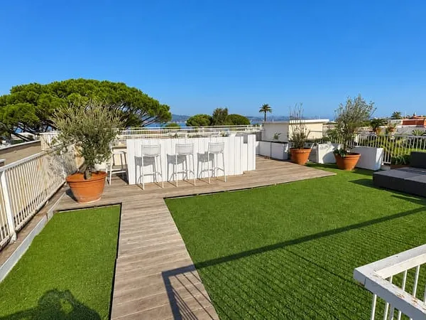 SAINT-TROPEZ, T2 dernier étage avec solarium de 70m2 et plac