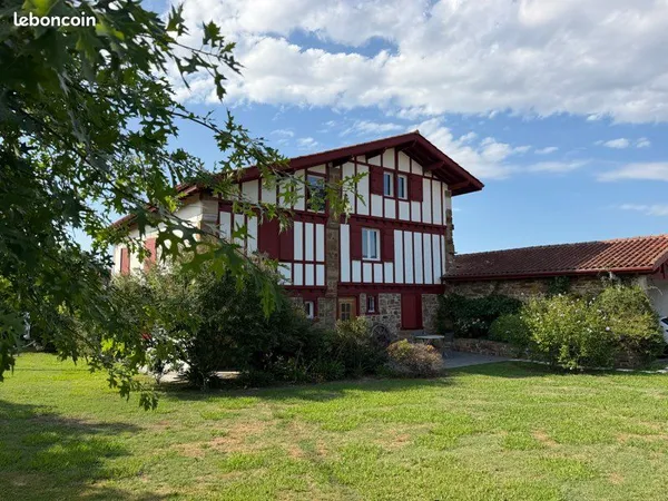 Grande maison labourdine avec piscine