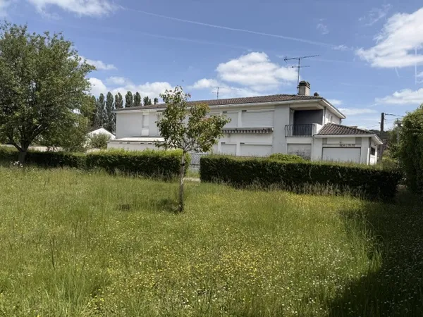 Ensemble immobilier avec habitation et local commercial
