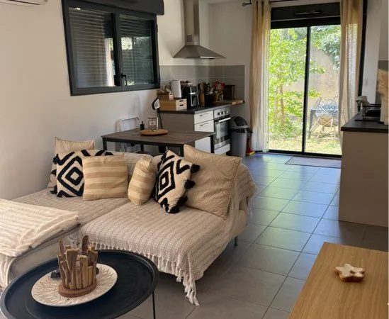 À LOUER - Bel appartement de 45m2 avec jardin, centre ville de Nîmes - Pas de frais d'agence - Disp 