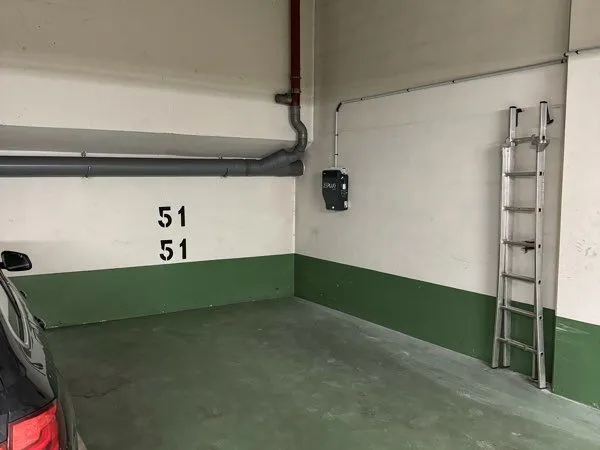 Grande place parking avec borne de recharge