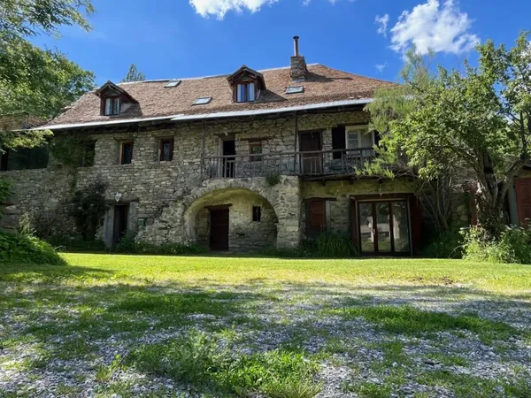Magnifique corps de ferme à rénover entièrement et son chalet attenant, réunis sur une parcelle de 3