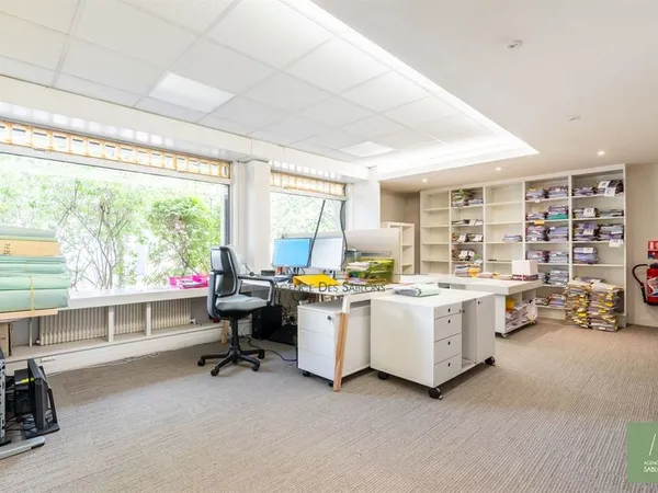 Vente / Local commercial - 159 m²