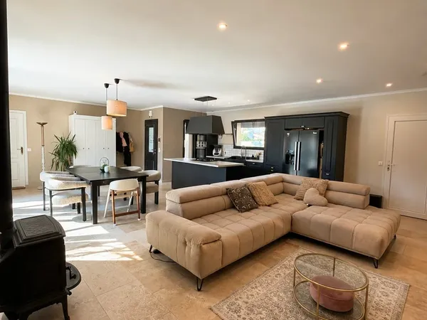 MAISON CONTEMPORAINE 3 CHAMBRES AVEC PISCINE – 120 M² – TERRAIN 707 M² – SAINT-GILLES