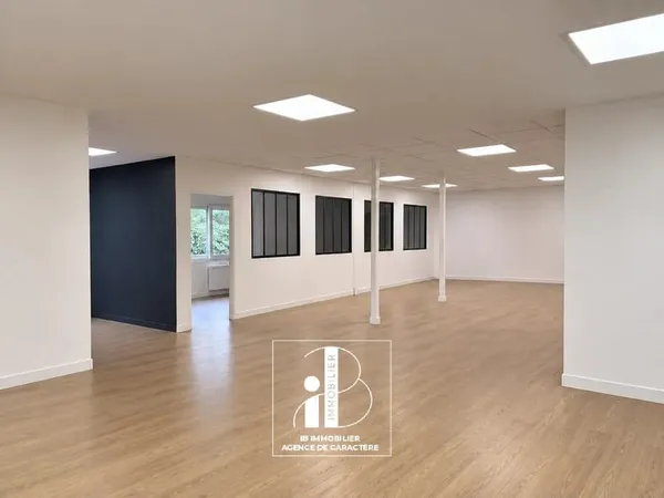 FONTAINEBLEAU AVON BUREAUX avec LOCAL STOCKAGE DE 176 M²