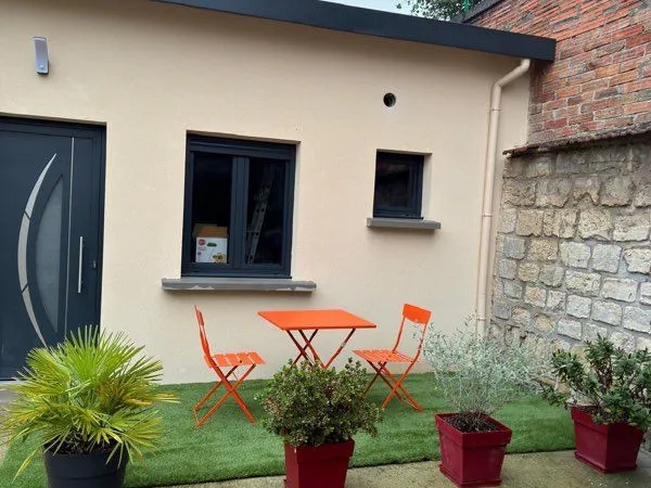 À louer studio meublé indépendant avec mezzanine et coin terrasse à Mery sur Oise
