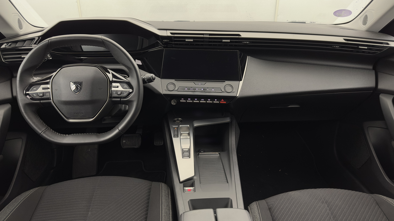 Peugeot 308 SW PHEV 180 e-EAT8 — photo 20
