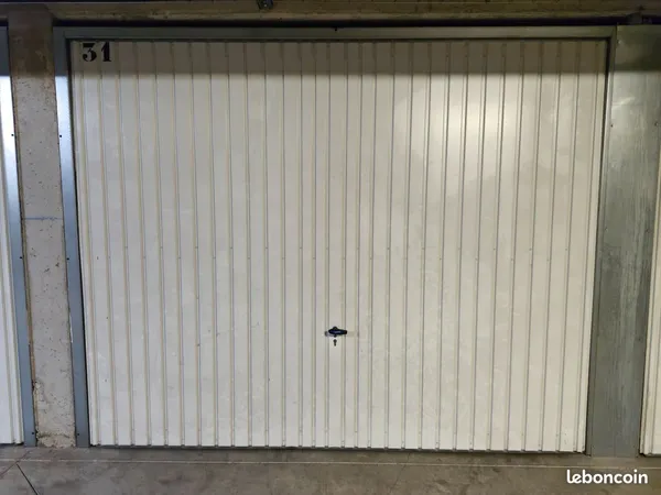 Box Garage fermé à louer à Bron