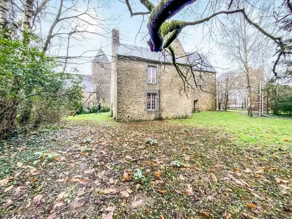 Prieuré du XVe siècle comportant un manoir, une maison d'habitation et une grange