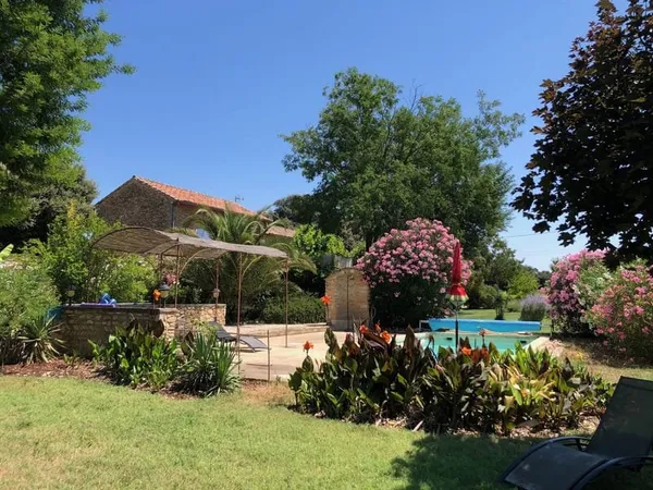 Mas provençal entre vigne et champs de lavande