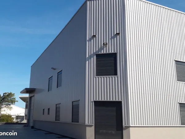 Location entrepôt hyper situé