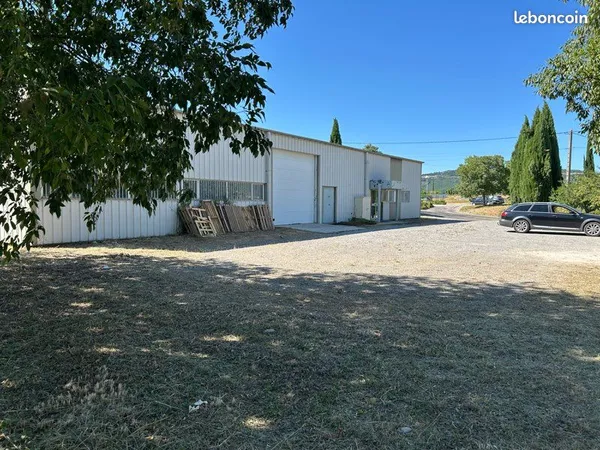 Local industriel ou commercial 600m2