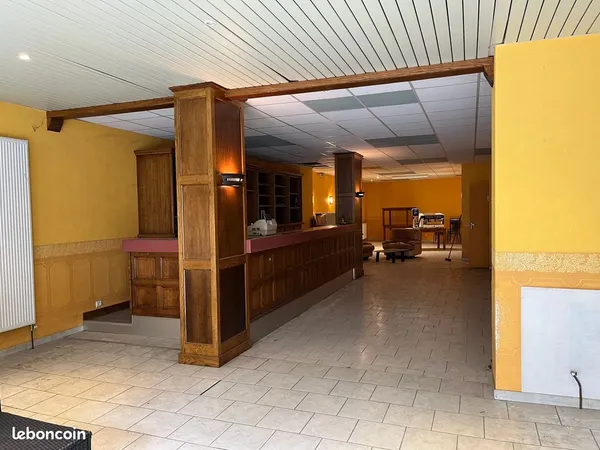 Immeuble à vendre Decazeville (Aveyron 12300) centre-ville/ Bar/restau 180 m²/ plus 2 appts de 80 m²