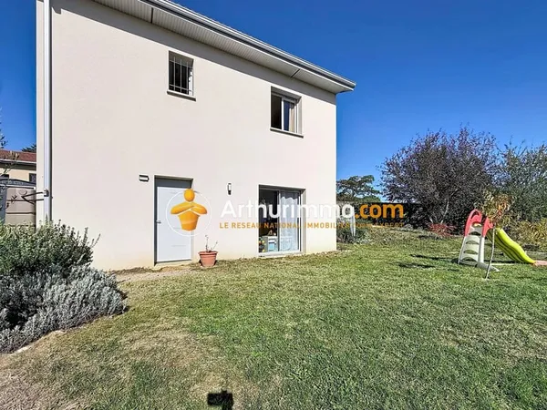 Villa récente, sur les hauteurs.