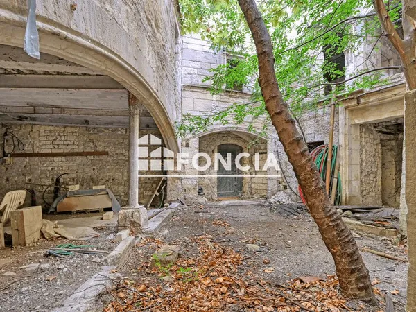 Situé dans le secteur sauvegardé d'Arles ,quartier la Roquette , couvent du début du XVIIs vendu en 