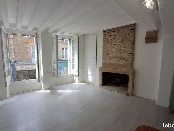 Centre ville studio 34m² - 1er étage - 495 chauffage compris